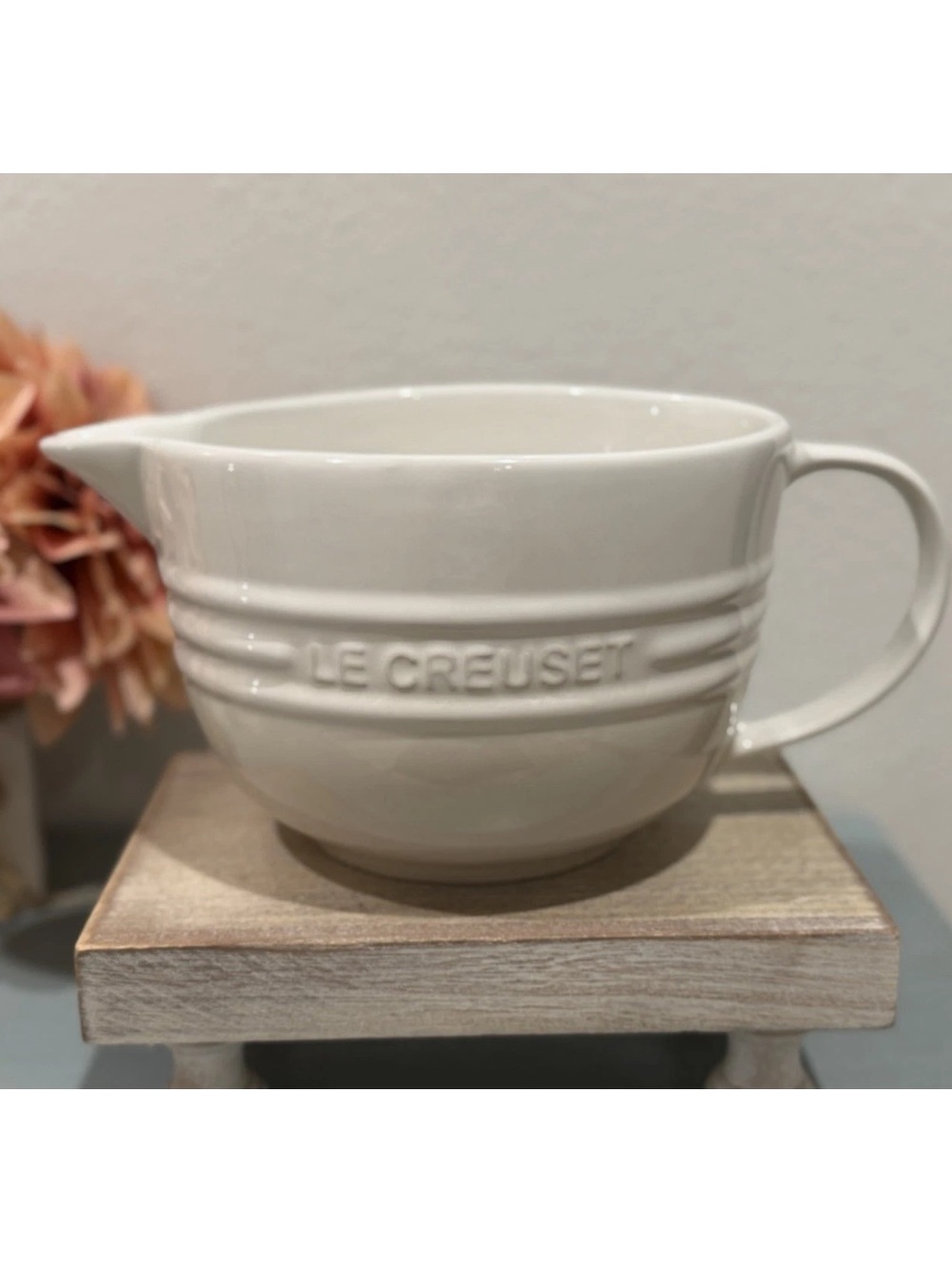 Le Creuset Stoneware Batter Mixing Bowl 2L / 2-1/8Qt color ~ MERINGUE
New No Tag